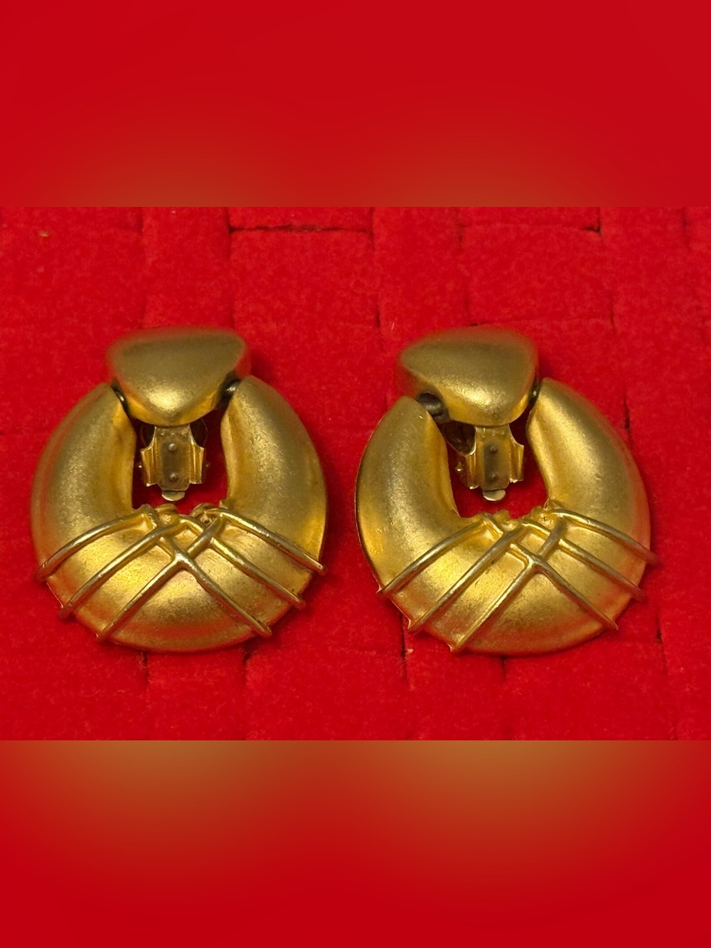 Vintage 80s Matte Gold-Tone Sculpted Hoop Clip Earrings - Unbranded